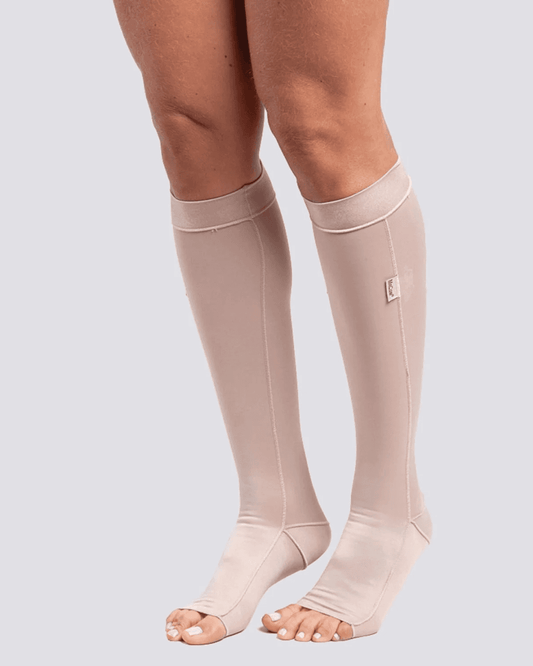 Macom® compression socks for flights and recovery: 3/4-length design with closed heel, open toes, and outward-facing seams, ideal for swelling, DVT prevention, and post-surgery support.